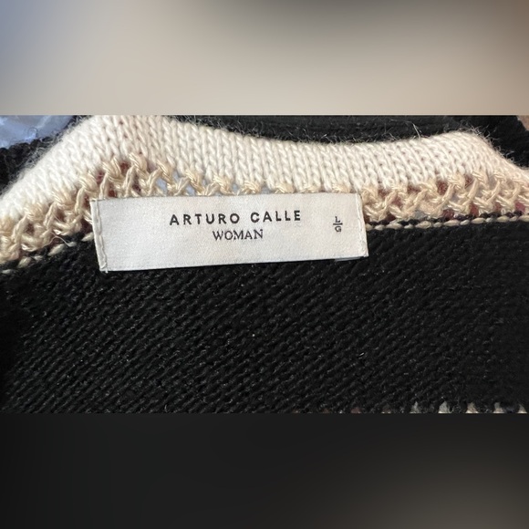 Elegant Black and Cream Striped V-Neck Sweater - Picture 5 of 7